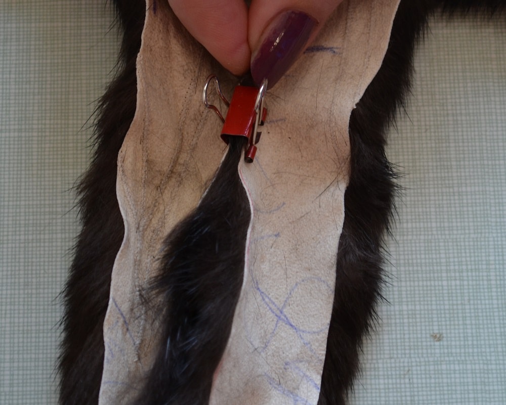 How to fasten both furs edges