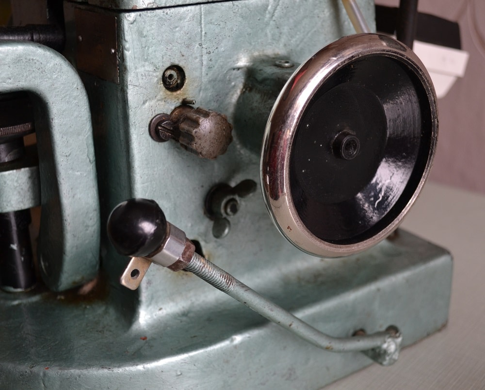 Lever for opening feed dog wheels