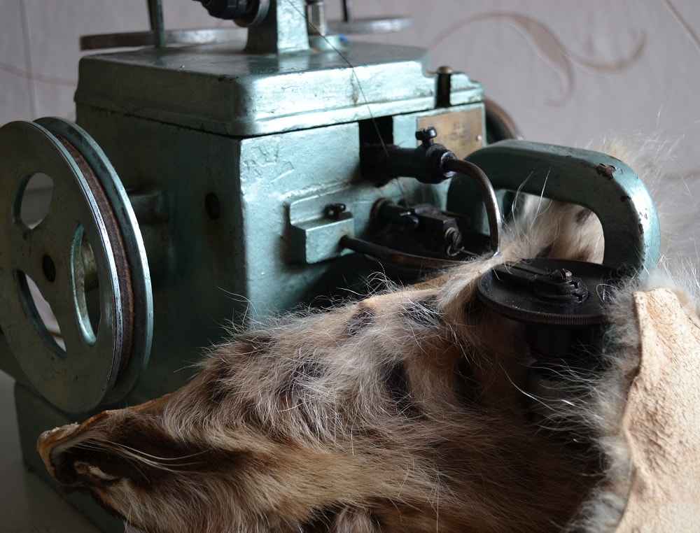 Industrial fur and sheepskin sewing machine
