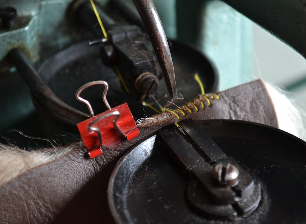 Thread end will not fall into seam
