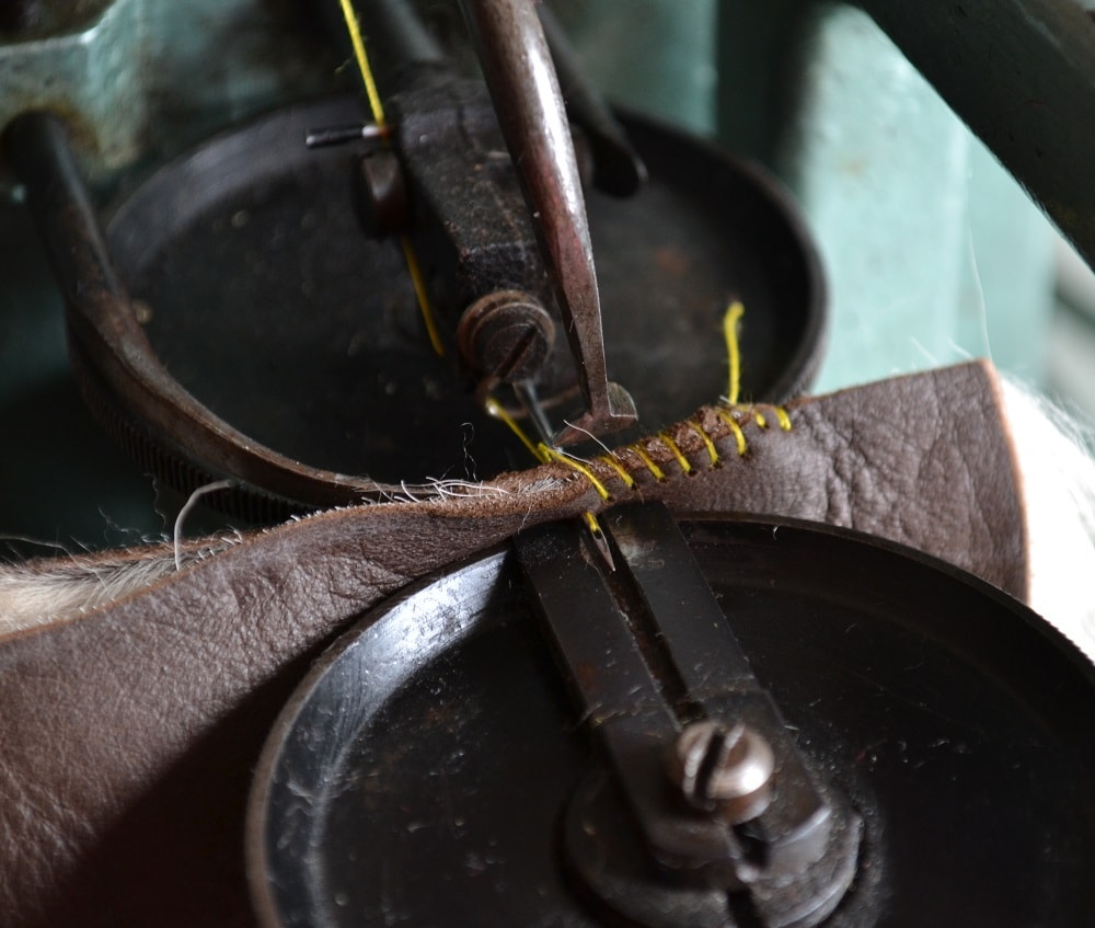 Using ae fur and sheepskin sewing machine