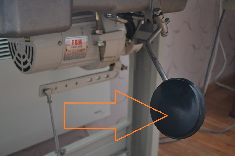 Knee control lever