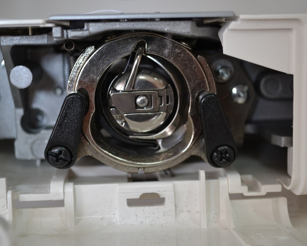 Vertical Oscillating Shuttle Hook