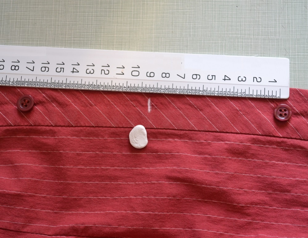 Mark the middle between two buttons with chalk