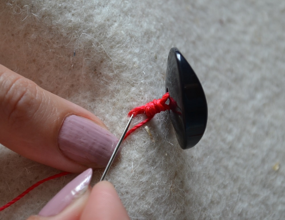 How tie the thread end of leg