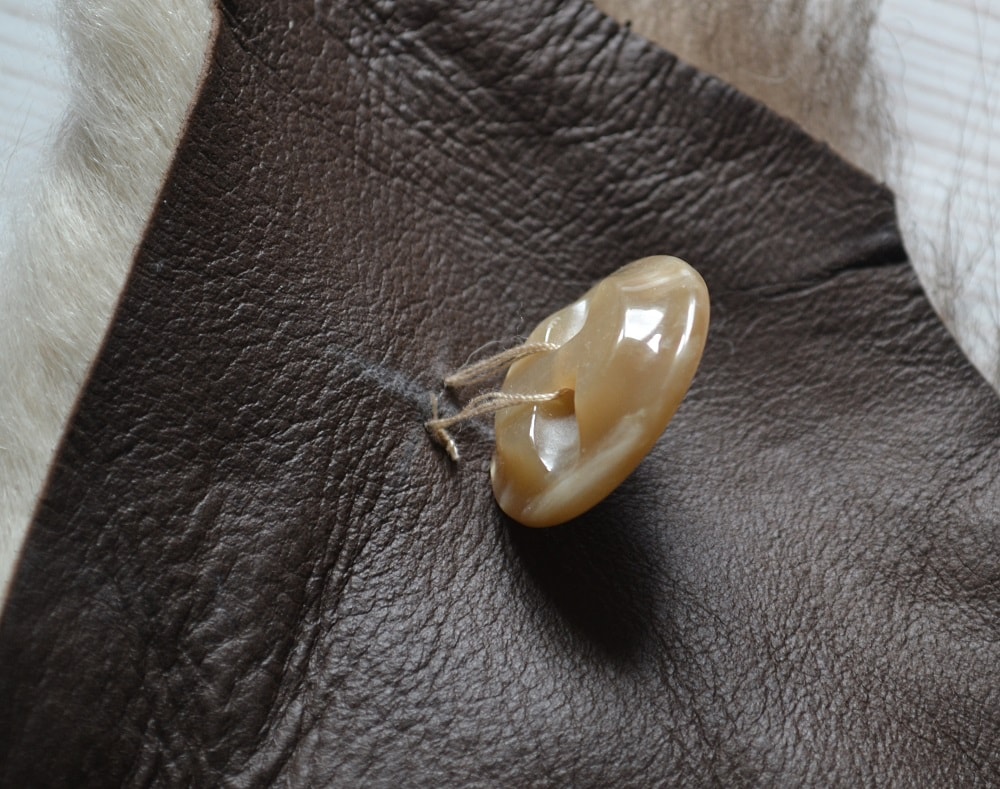 The distance between the button and the material of coat