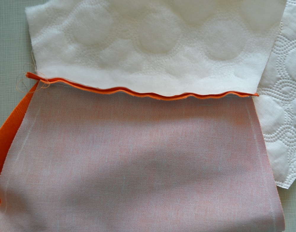 Place an edge of lining to zipper