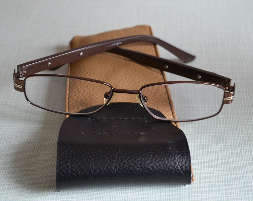 Tutorial of sewing a leather glasses case