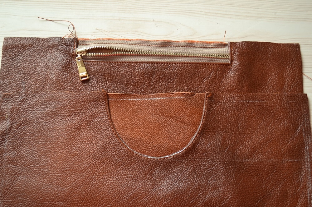 Back side of the leather tote bag with zipper