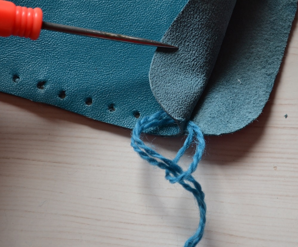 How to make first stitch with yarn