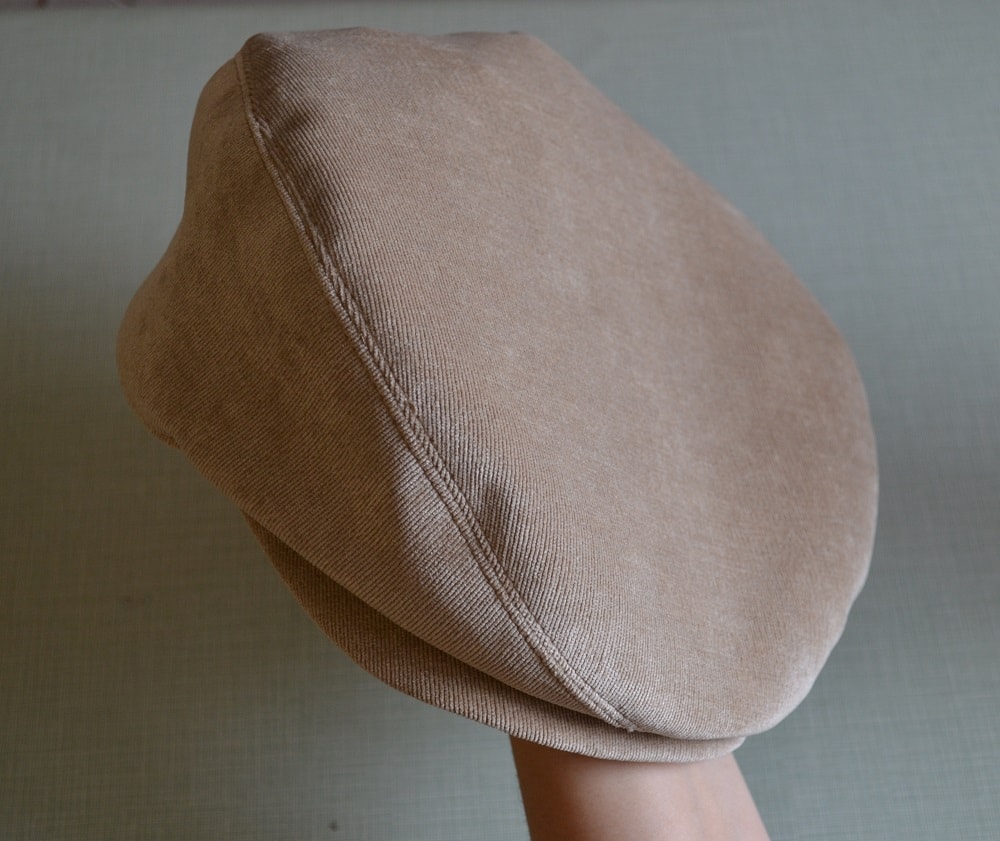 How looks a flat cap from front side