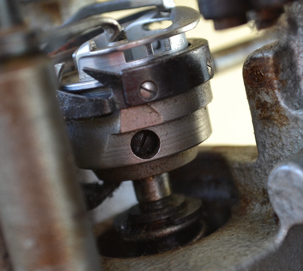 How to move shuttle hook tip