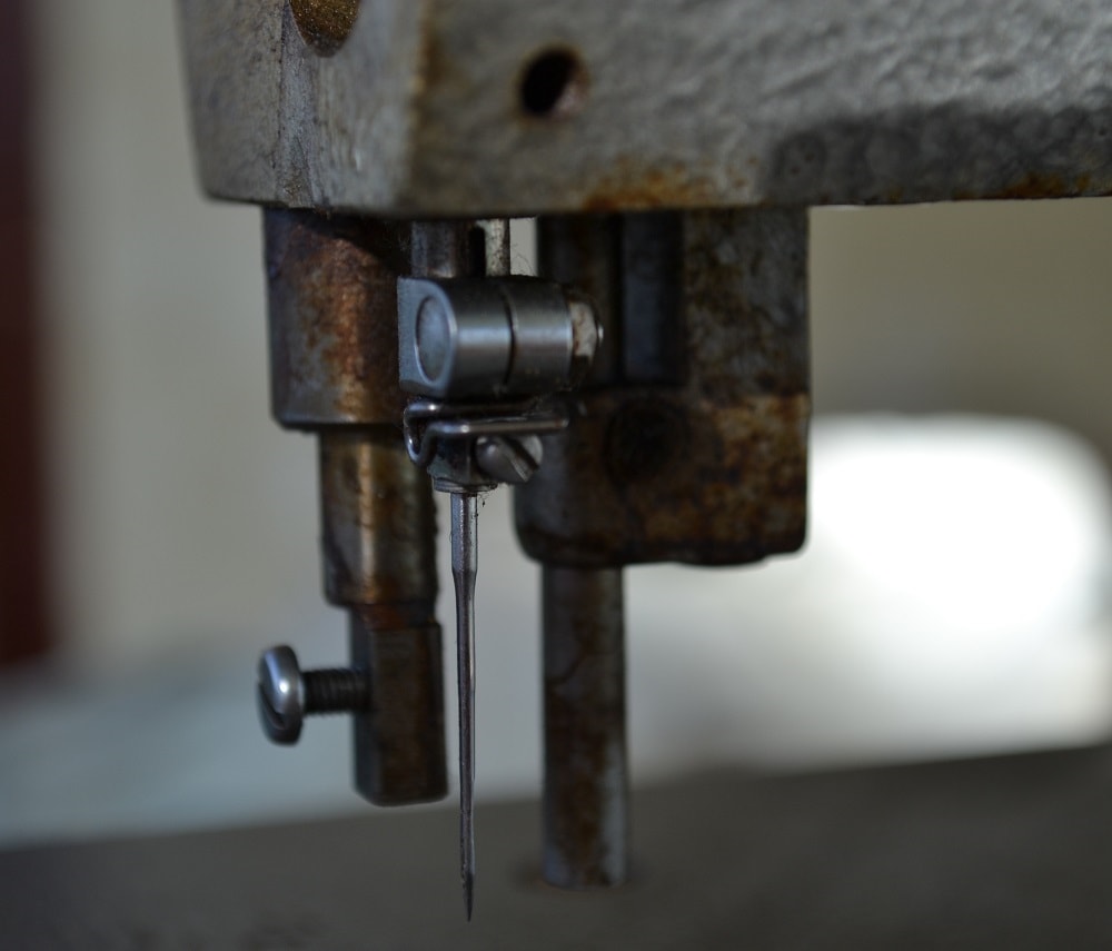 Industrial sewing needles have a round shank