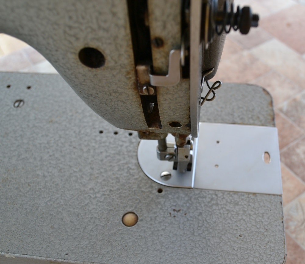 Lever to lift a presser foot