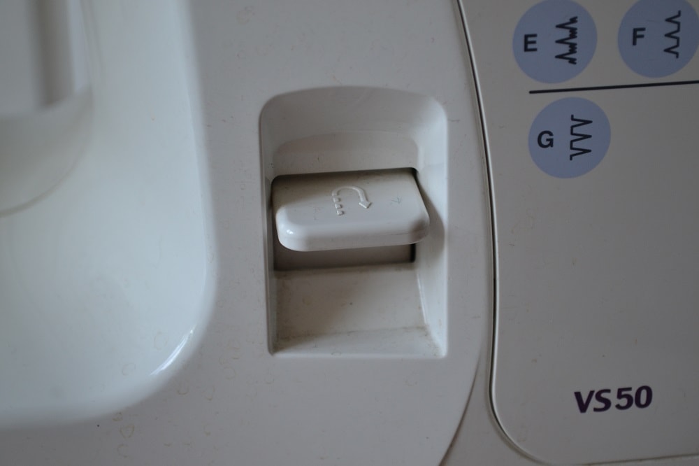 The reverse lever of sewing machine