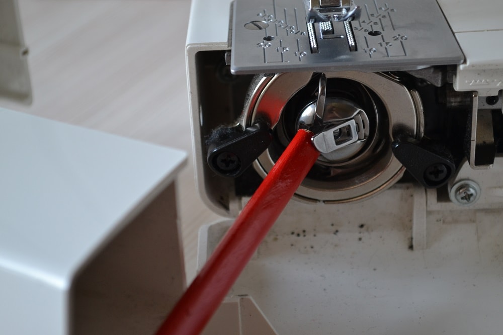 The hinged latch a bobbin case