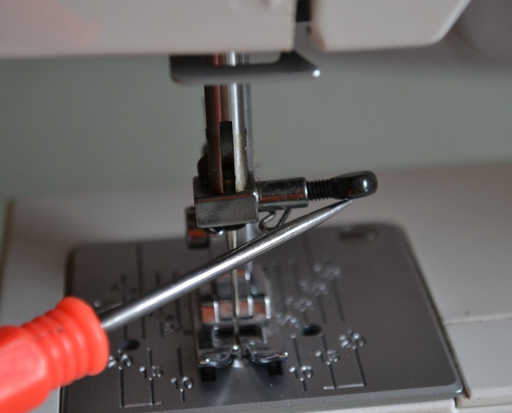 Inserting a needle into needle bar slot