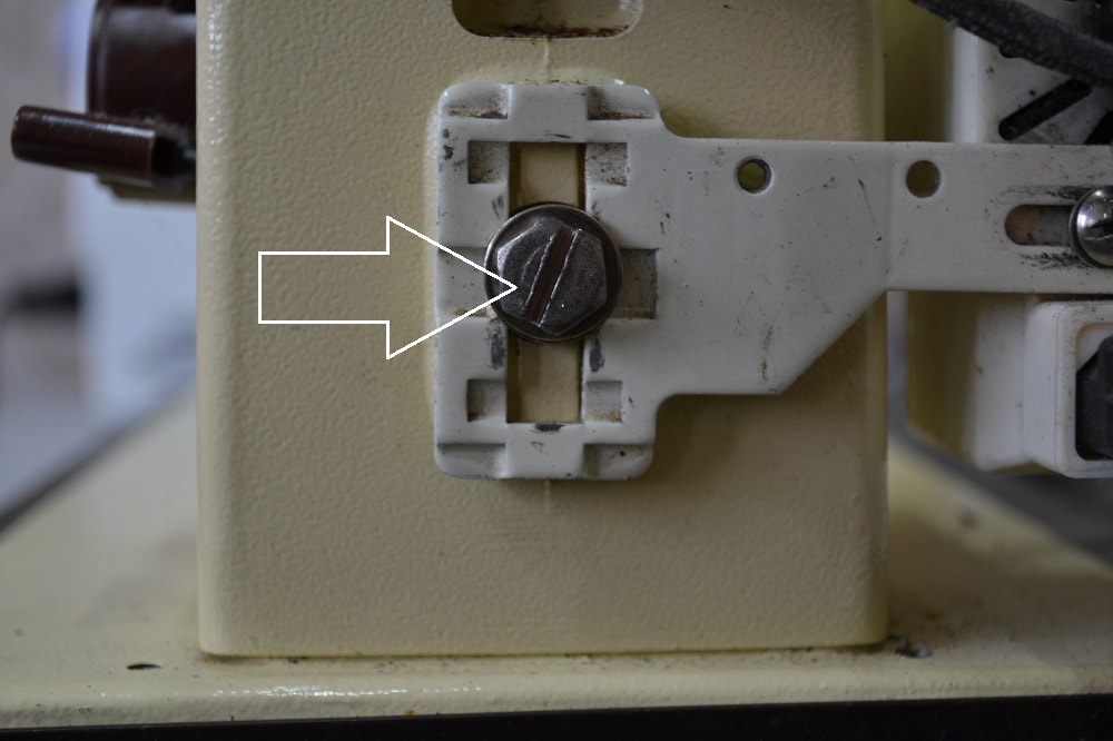 Screw for fixing the electric motor of the sewing machine