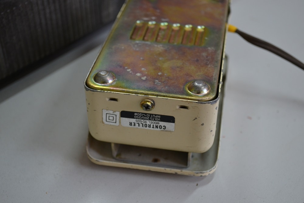 The foot controller of sewing machine