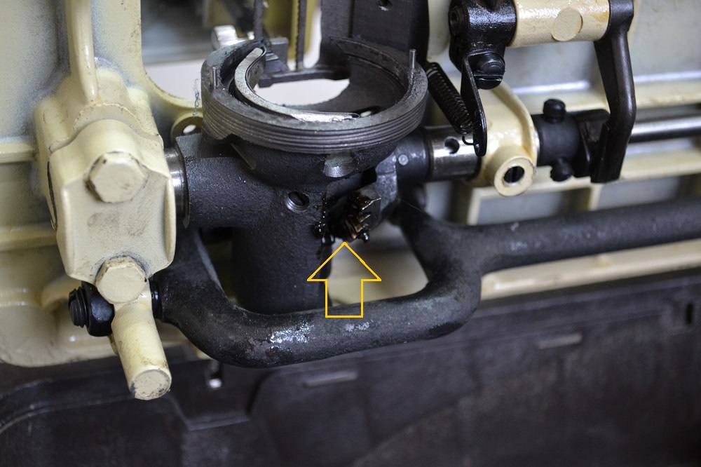 The metal gears should be lubricated with special grease