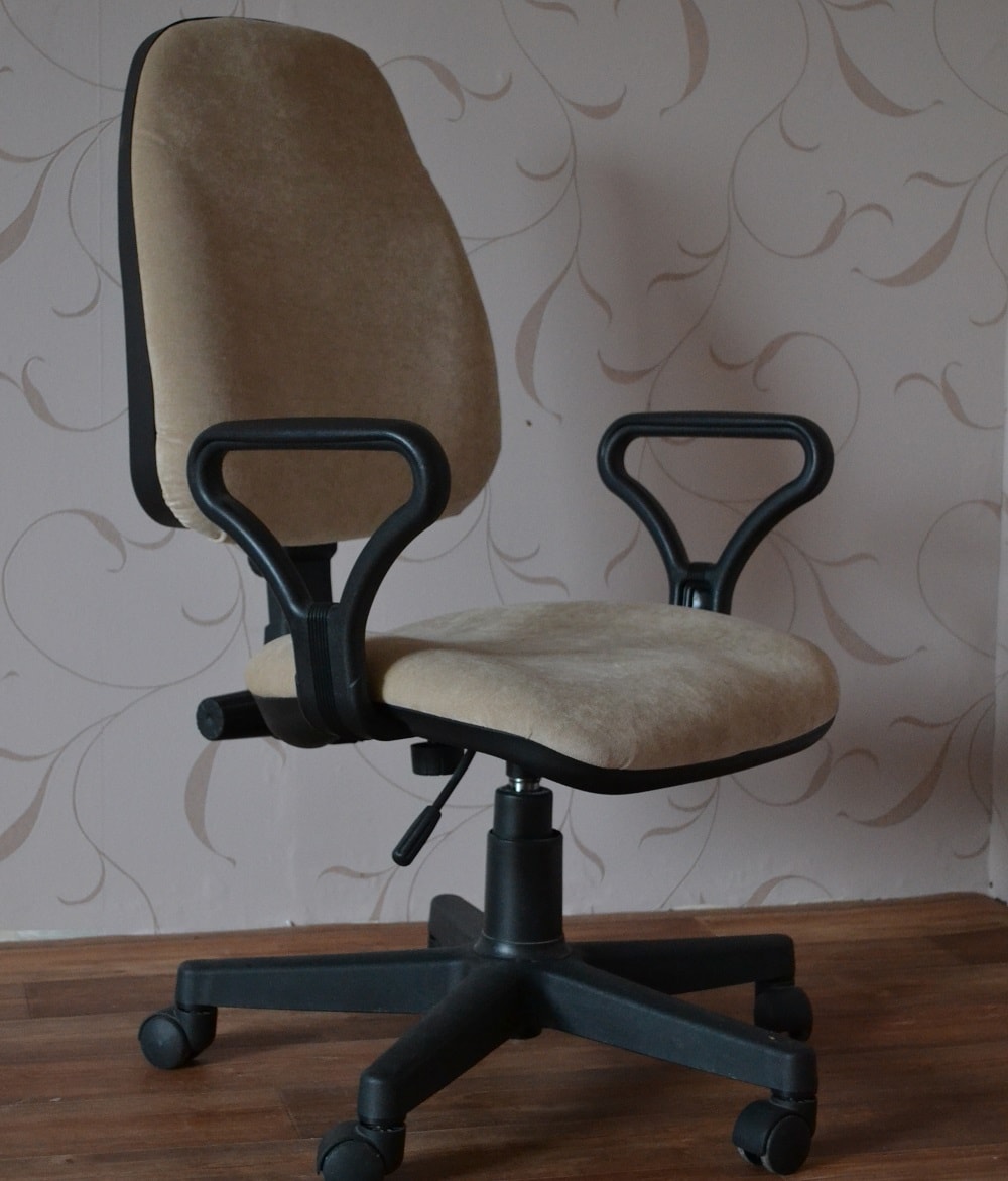 Office chair having standard size