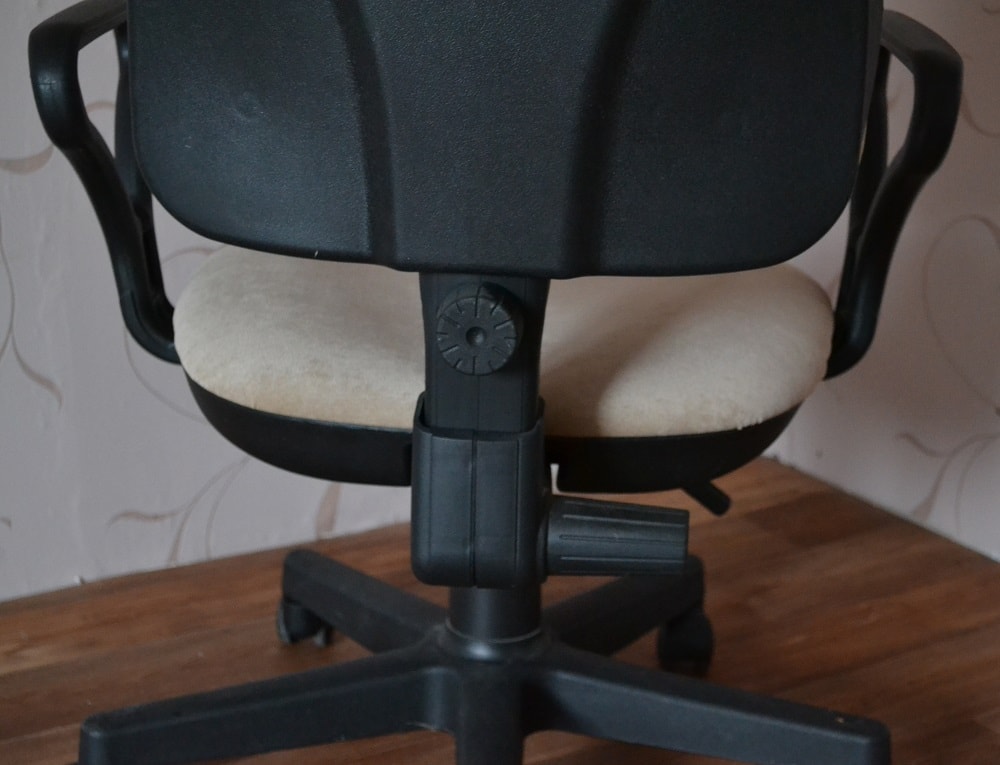 Removing chair backrest
