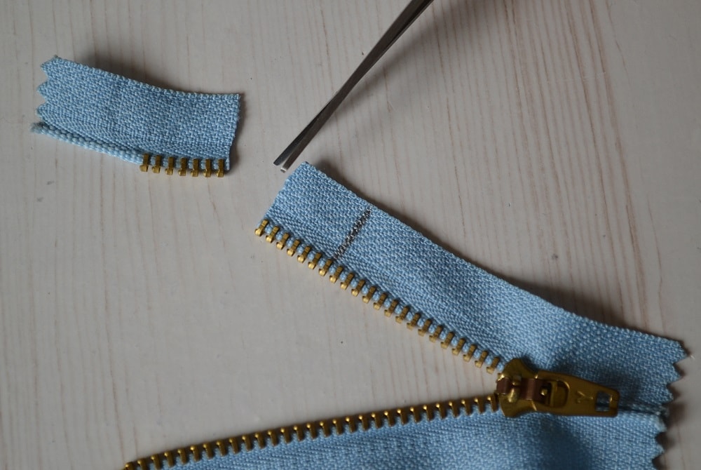 Cut a zipper tape with scissors