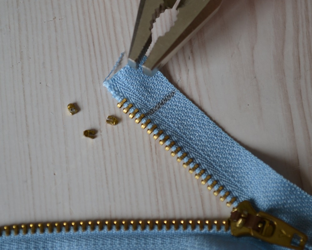 The metal teeth come off zipper tape
