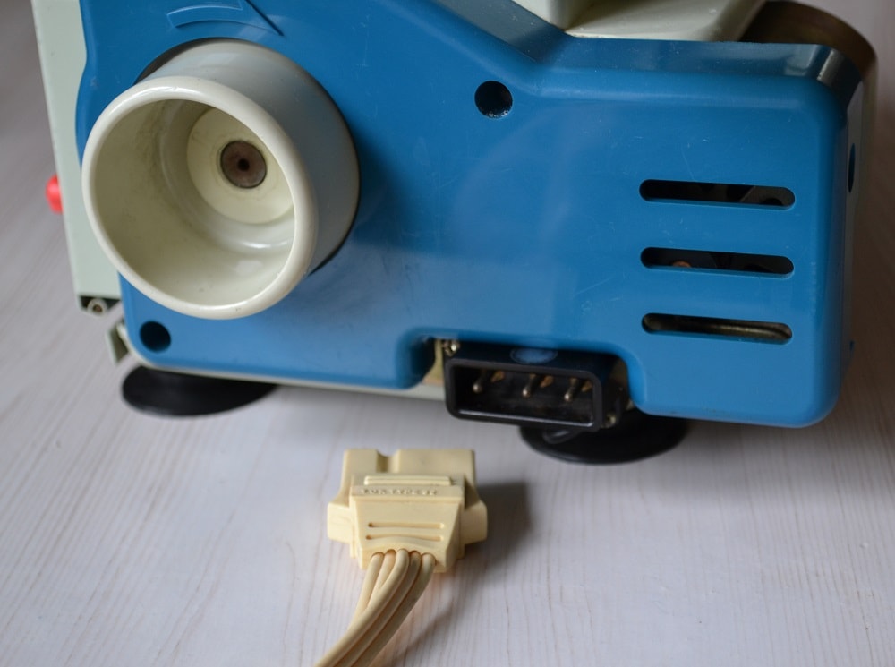 How to disconnect a serger from mains