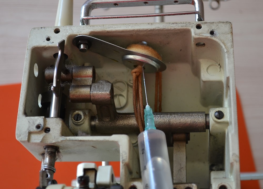 How to oil internal parts of serger