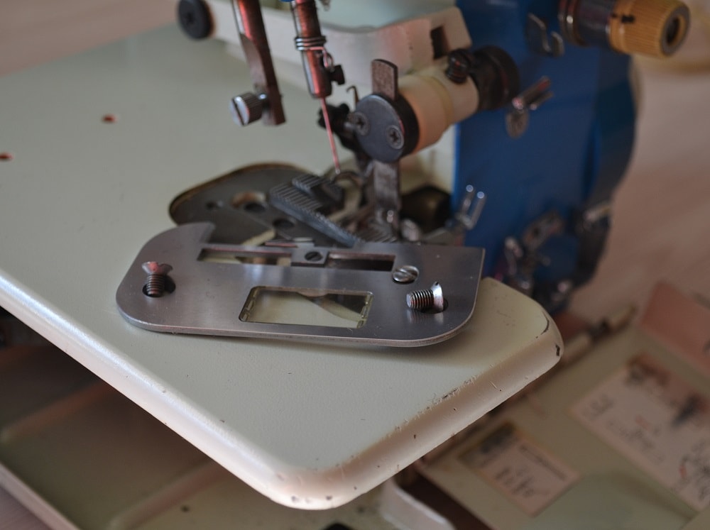 Take off the needle plate