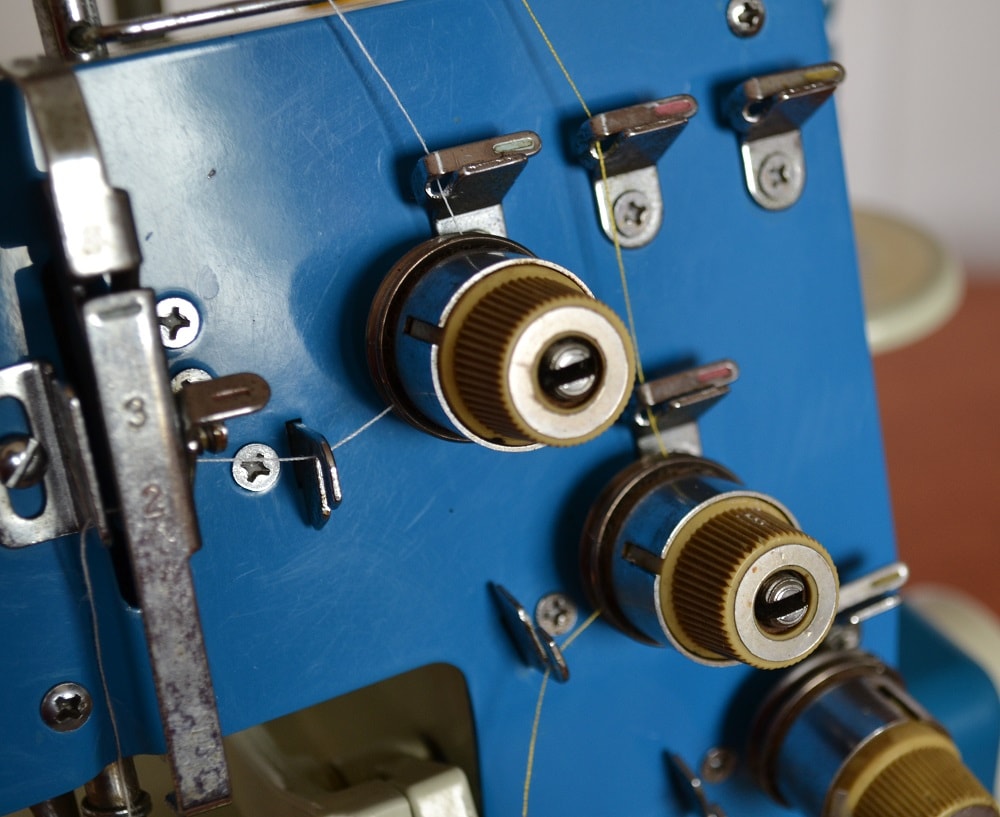 Threading in upper looper of overlock