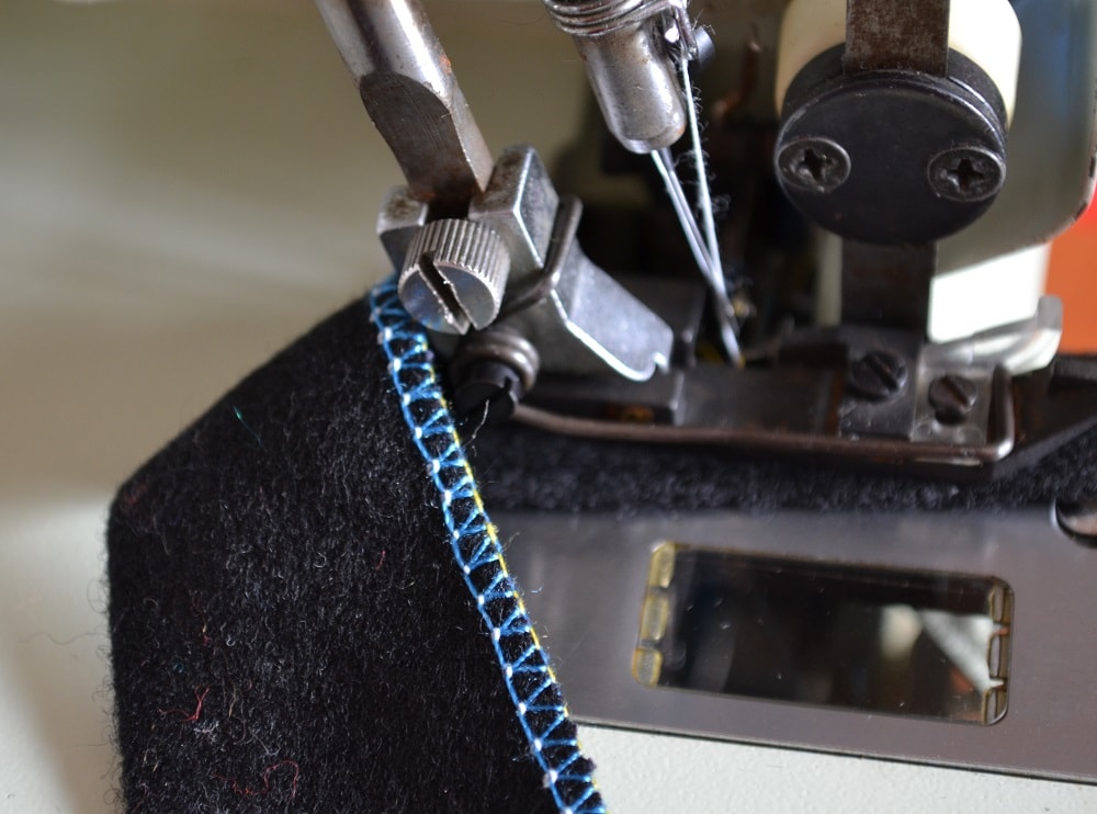 Threads tension in overlock seam