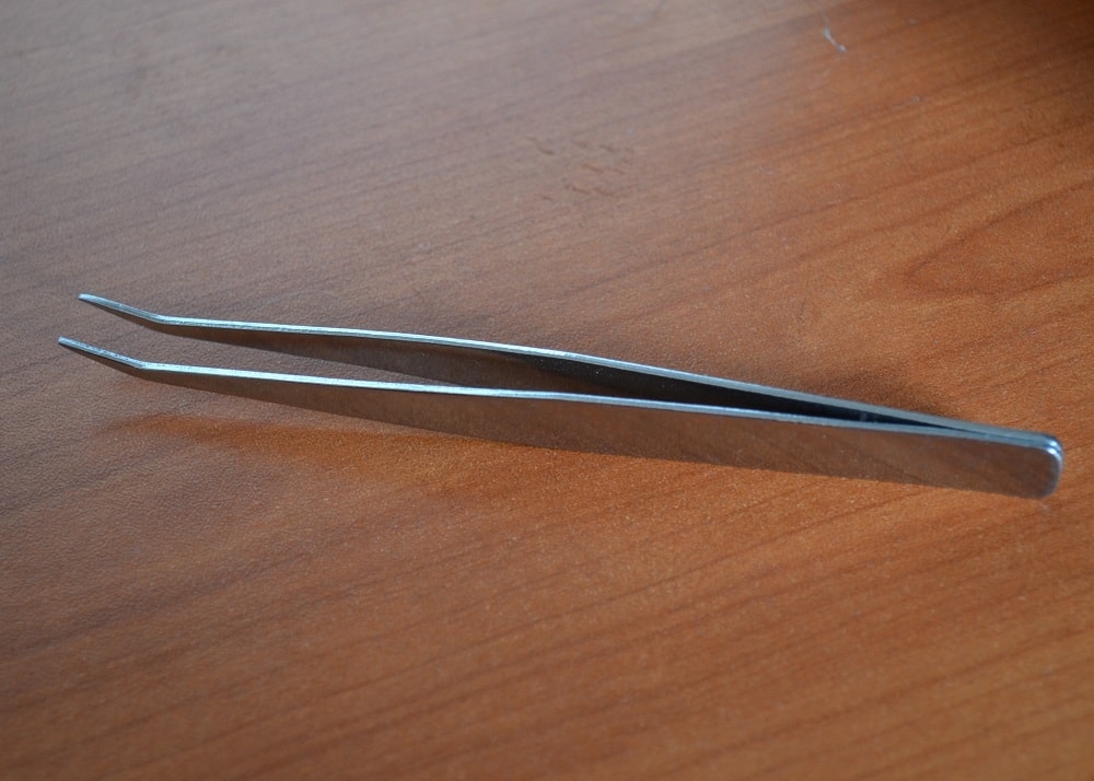 Tweezers for threading an overlock