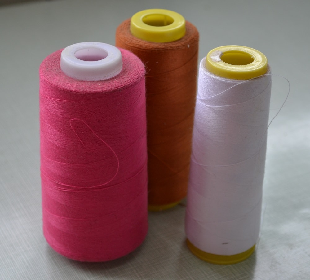 What threads are suitable for overlock sewing machine