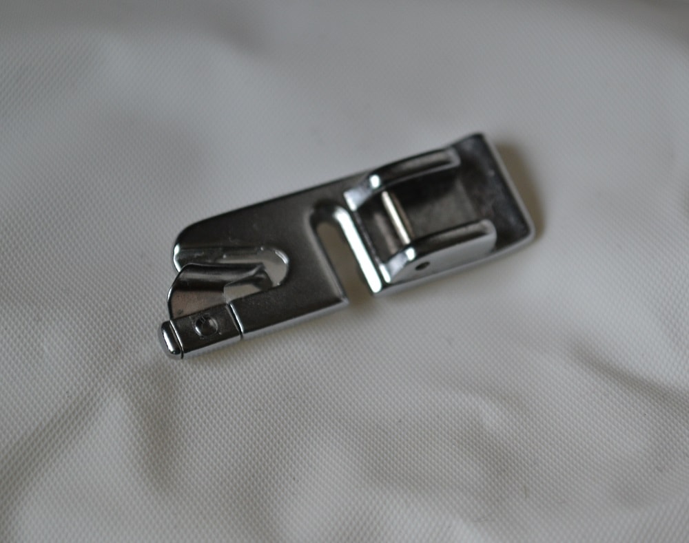 Rolled hem presser foot