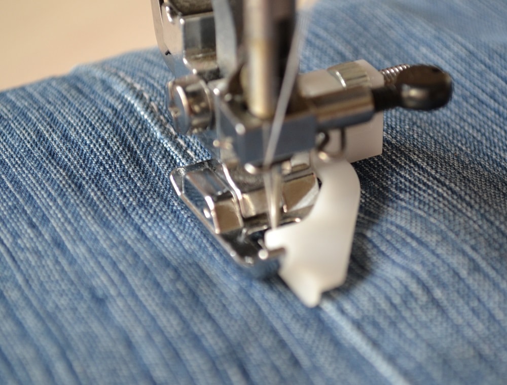 Features of blind hem presser foot