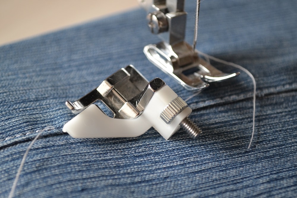 Blind hem presser foot