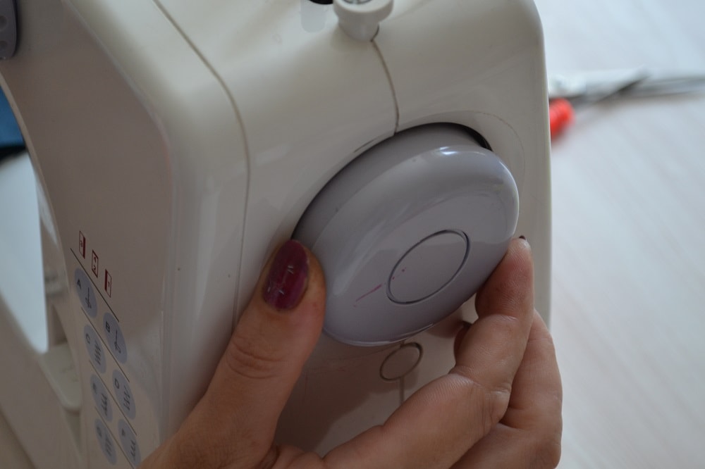 Start sewing a button