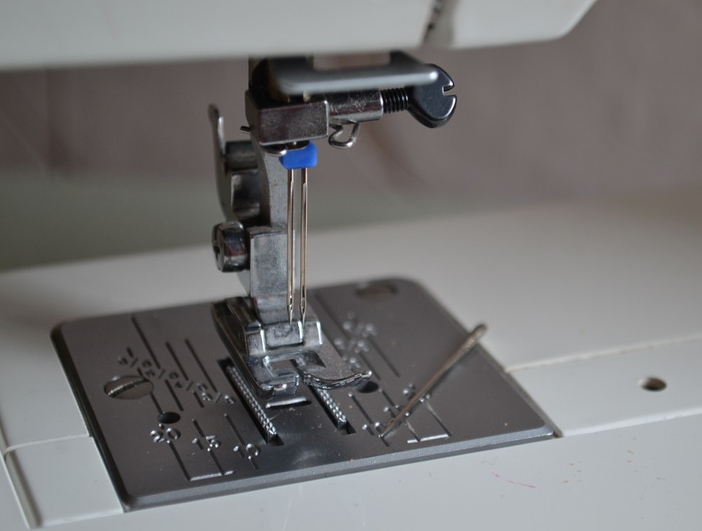 How to set double needles