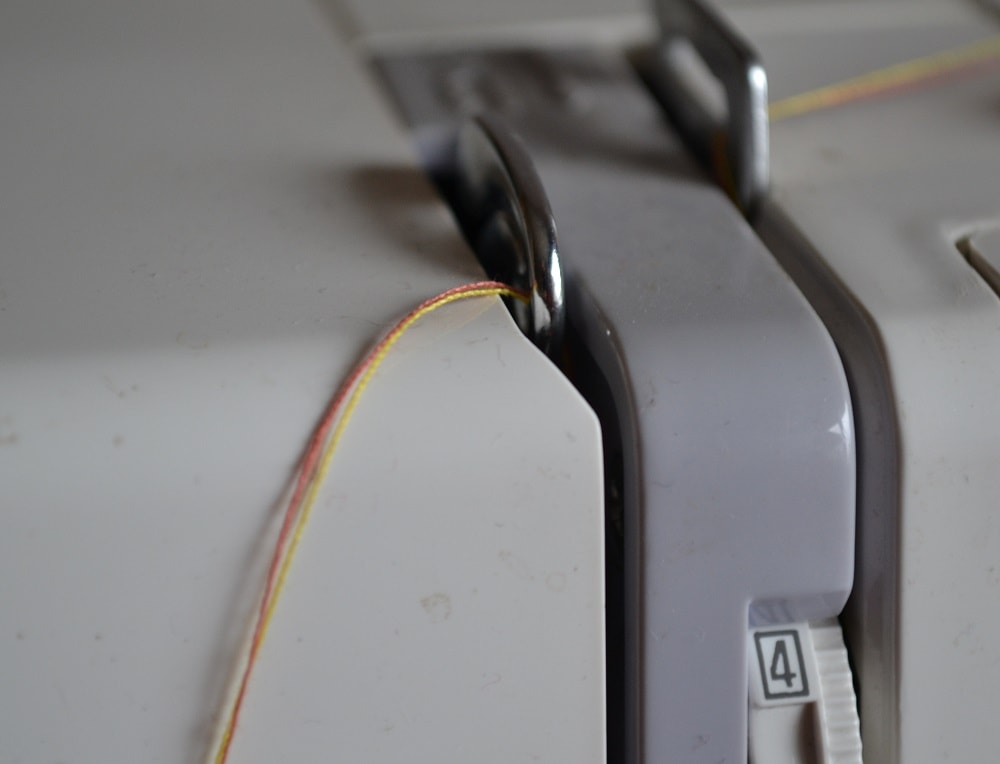 Thread between the tension discs