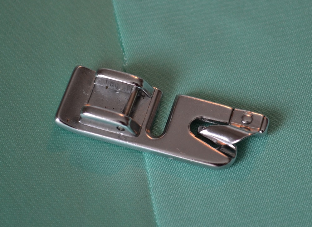 Rolled hem presser foot