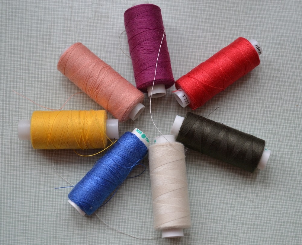 Universal threads from blended fibers
