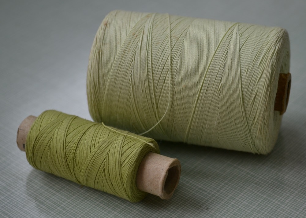 Threads containing 100% cotton fibers