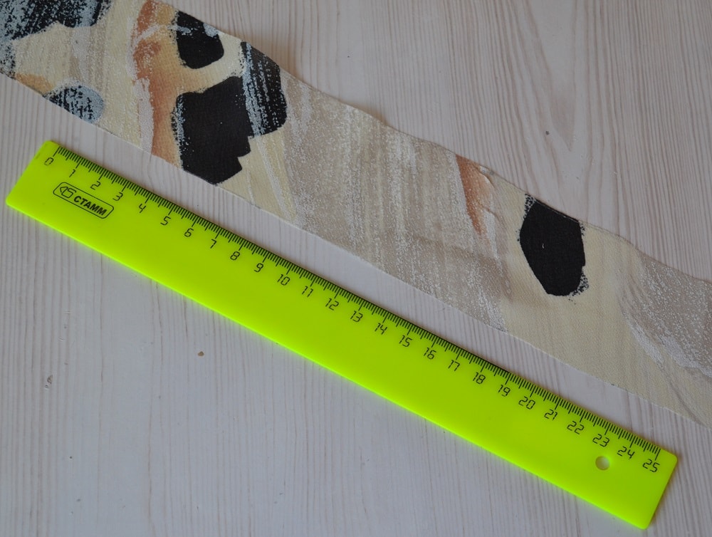 Making bias strip around curved edges