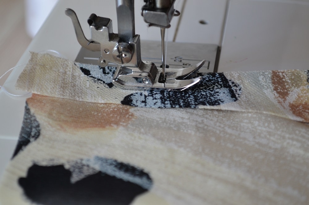 Sew a strip with seam allowance 1 cm
