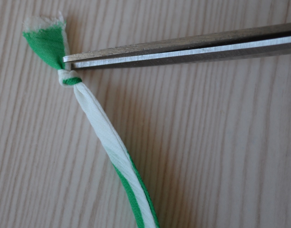 How to tie spaghetti strip in knots