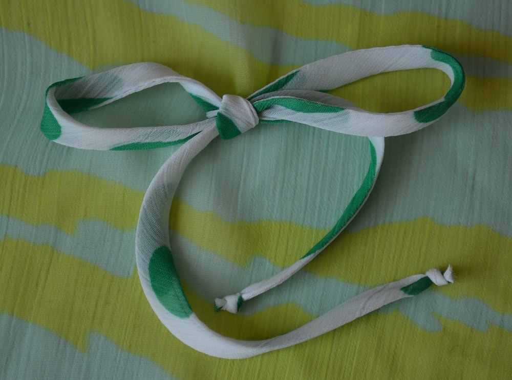 How to tie a bow on the dress
