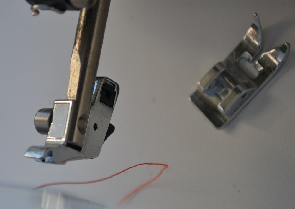 How to remove the presser foot