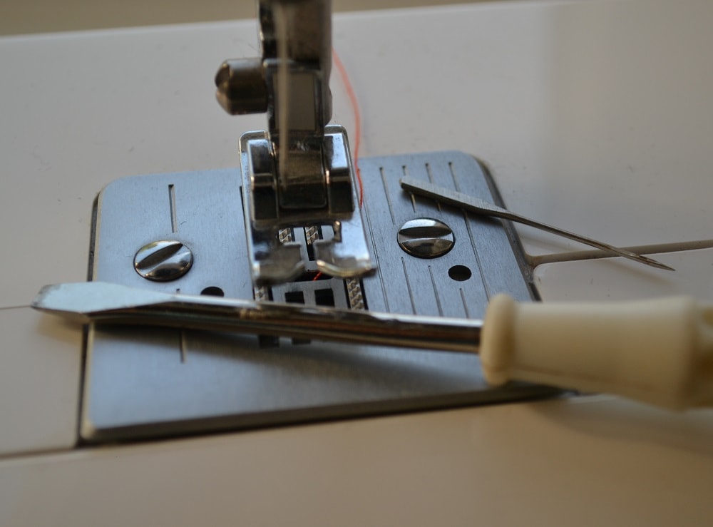 How to Replace Sewing Machine Needle